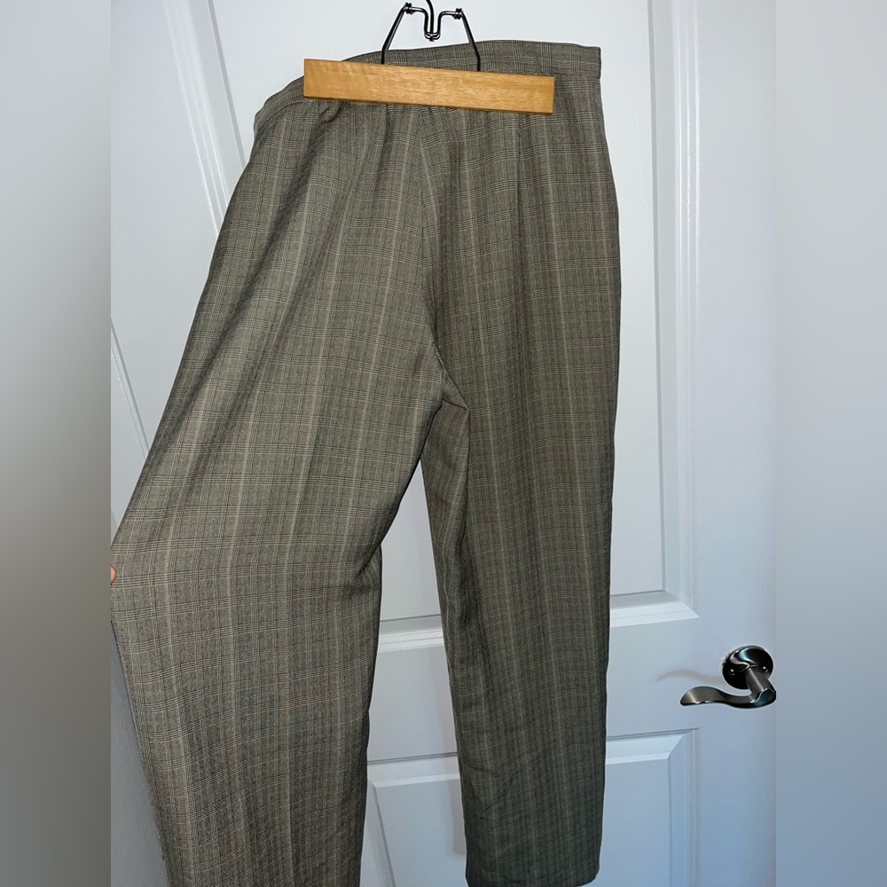 Size 4 Green Kasper Women's
Straight Leg Trouser